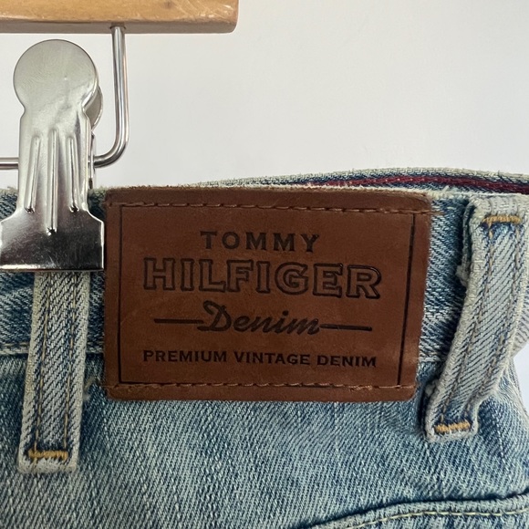 Tommy Hilfger Relax Fit Jeans - Picture 5 of 8